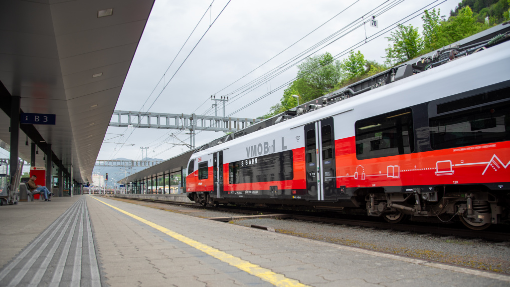 Auf den Seiten kommt eine Kombination aus dem VMOBIL Logo und dem bestehenden SBAHN Logo zum Einsatz.