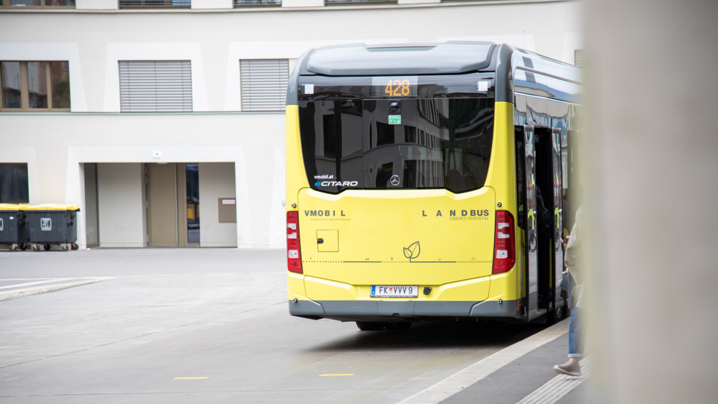 Das Heck der Busse wird mit dem VMOBIL Logo in Kombination mir dem Ortslogo, sowie einem Blatt im Visual Storytelling geschmückt.